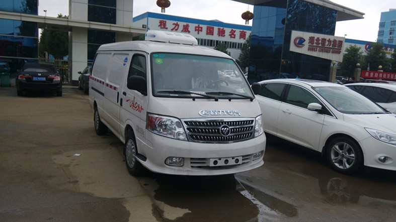 福田風(fēng)景面包冷藏車(chē)