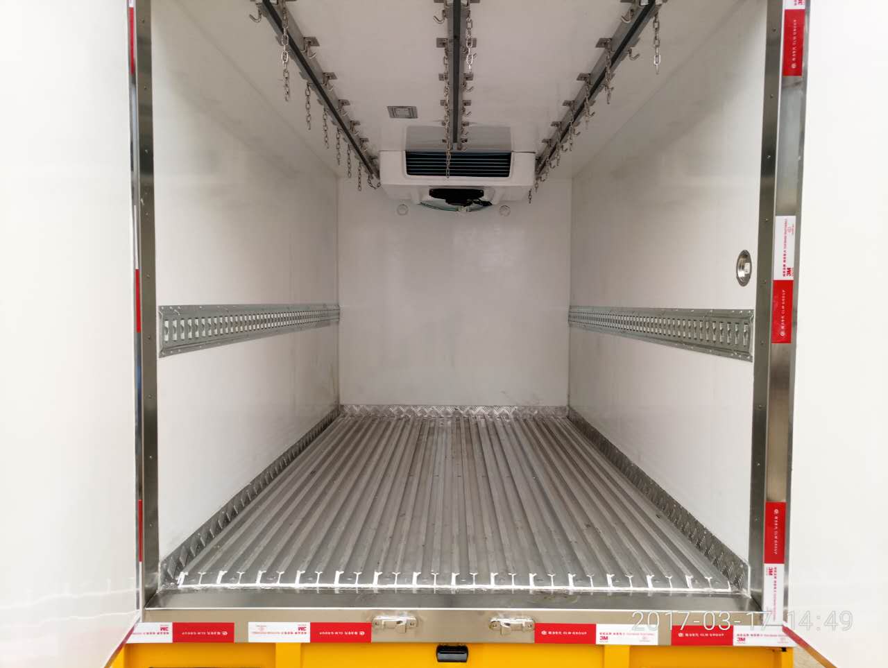 長(zhǎng)安國(guó)五肉鉤冷藏車 (1).jpg