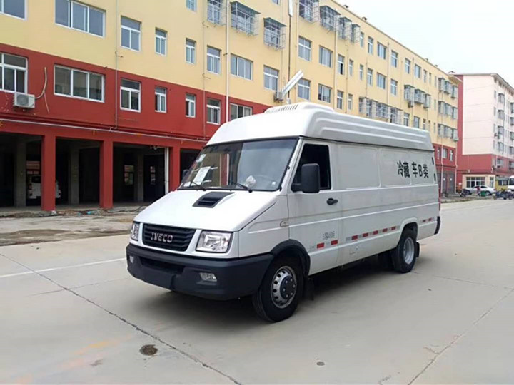 依維柯寶迪國五8方面包冷藏車 (3).jpg