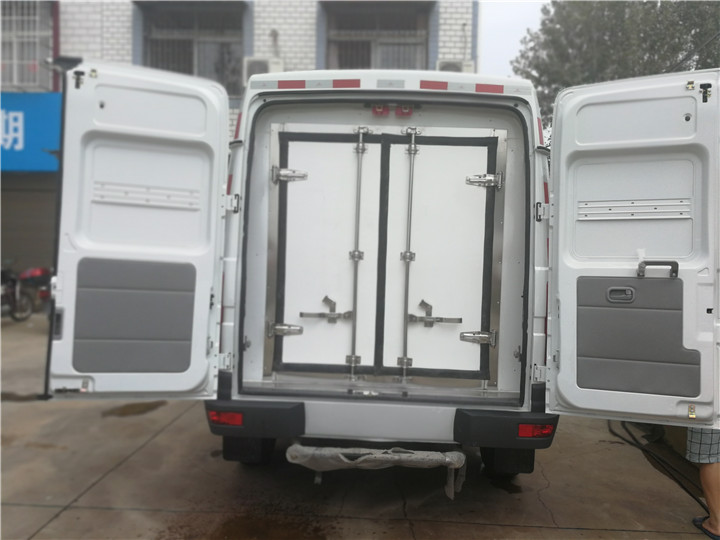 依維柯藥品面包冷藏車 (4).jpg