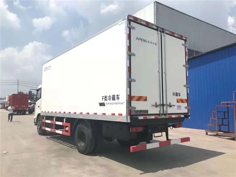 東風(fēng)天錦6米8冷藏車