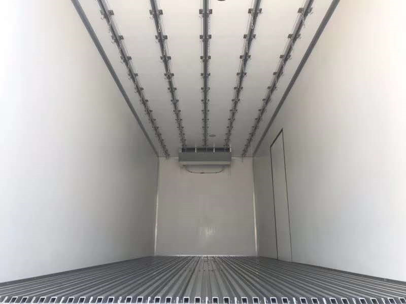 天錦6米8肉鉤冷藏車