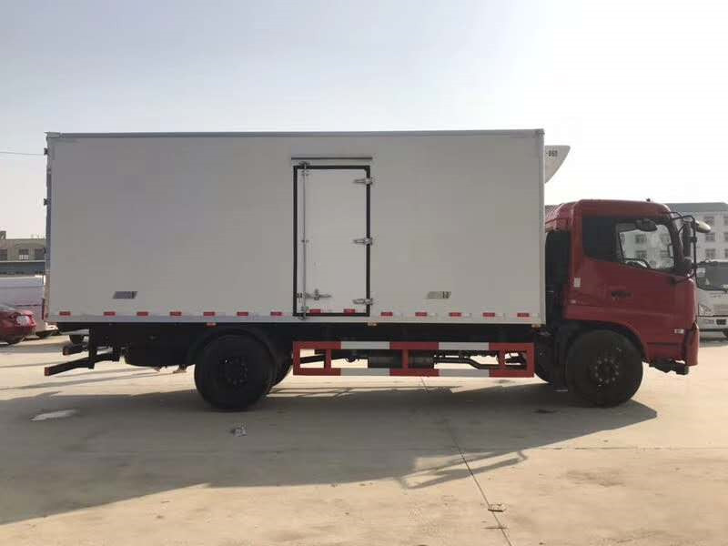 東風(fēng)天錦肉鉤冷藏車