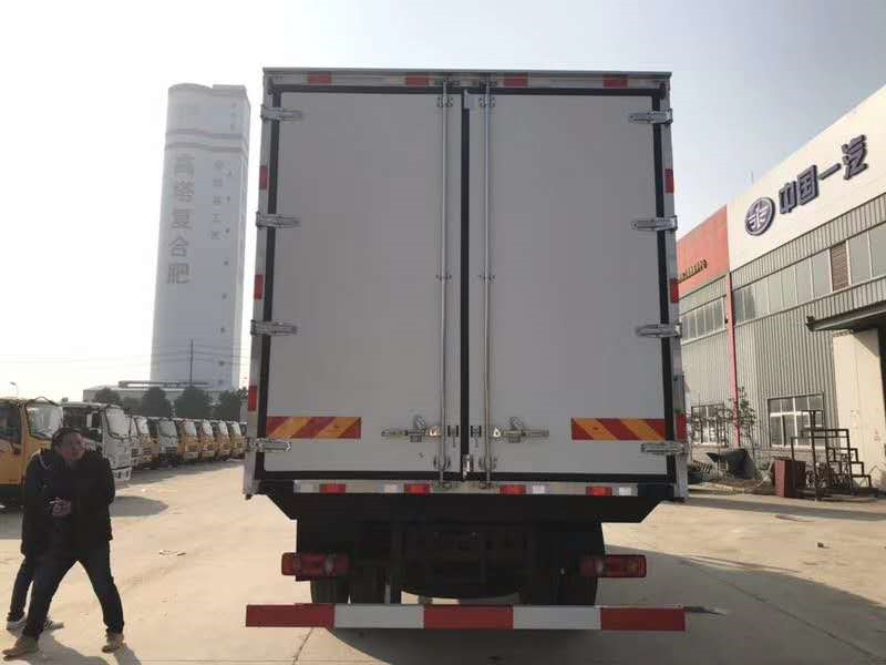 東風(fēng)天錦肉鉤冷藏車