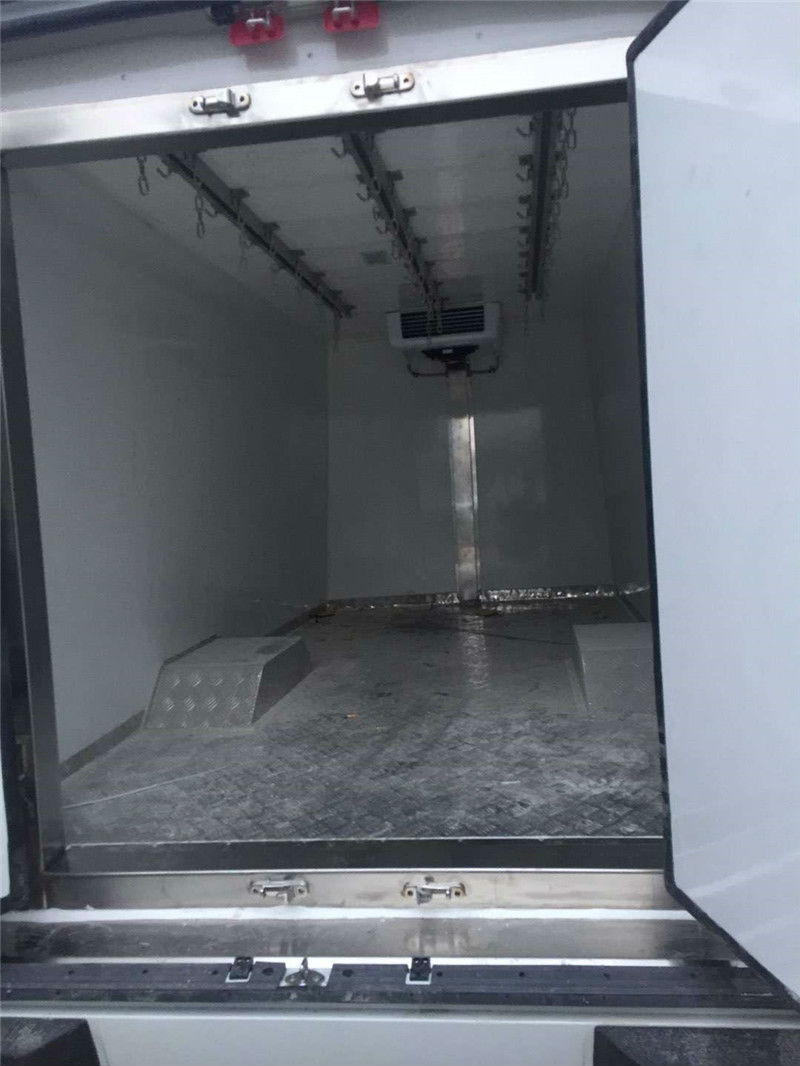 依維柯肉鉤面包冷藏車