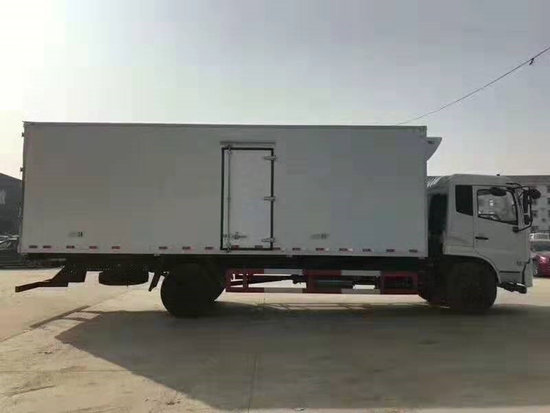 東風(fēng)天錦7米8冷藏車