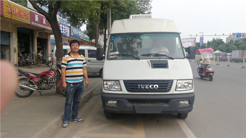 依維柯后雙輪面包冷藏車 (4).jpg