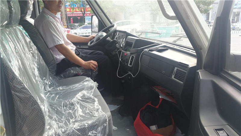 依維柯后雙輪面包冷藏車 (2).jpg