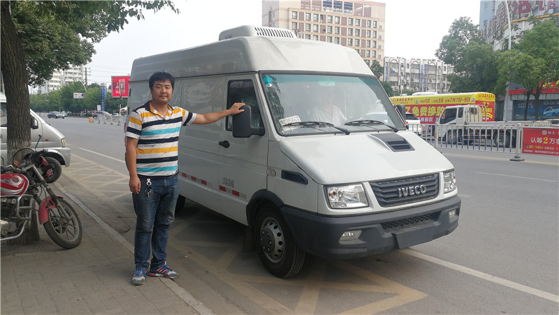 依維柯后雙輪面包冷藏車 (5).jpg