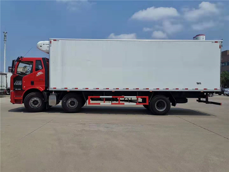 解放J6L前四后四8米6冷藏車